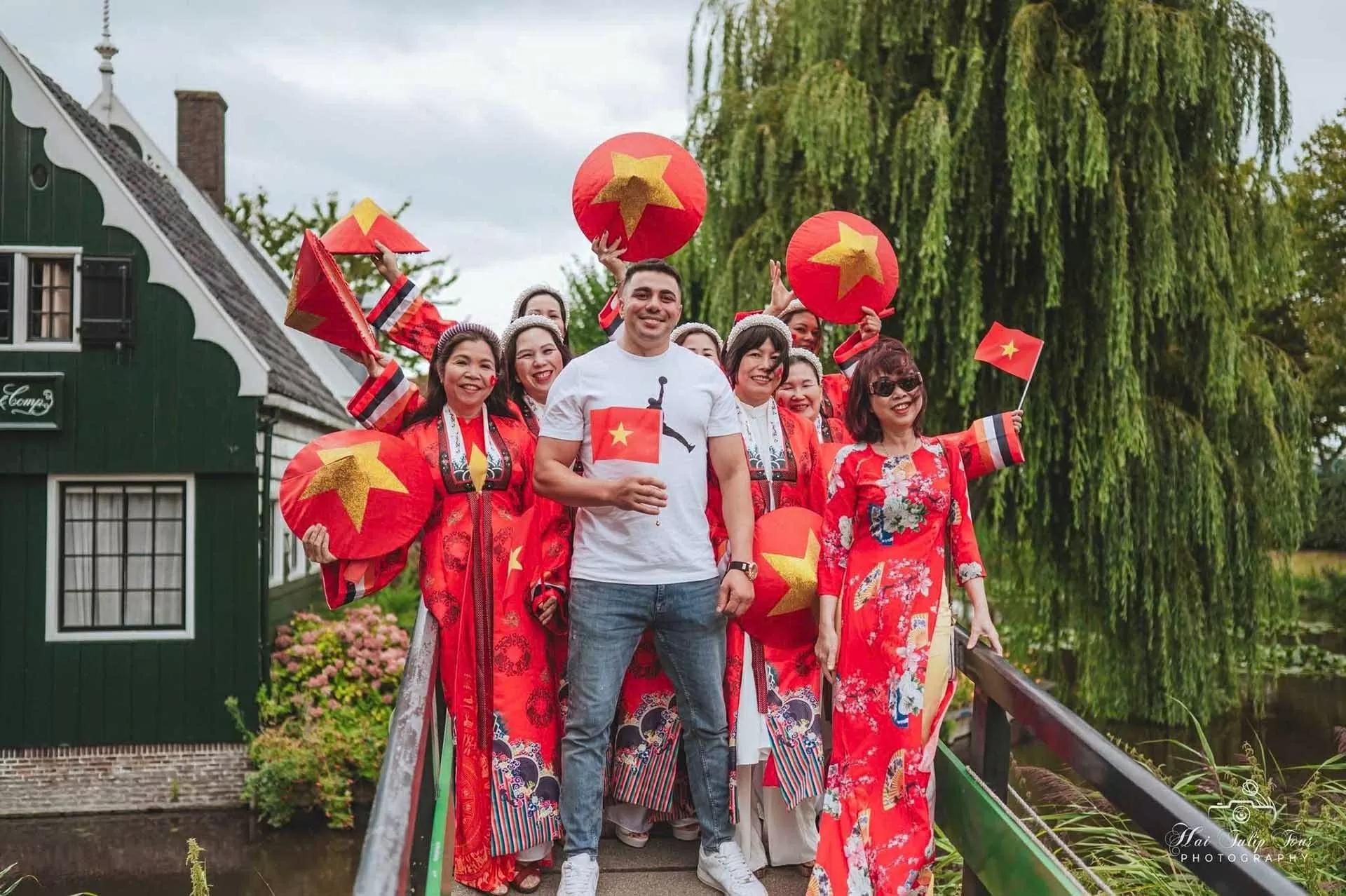 Việt phục bộ hành tại Hà Lan: Lan tỏa tinh thần ngày hội non sông, giữ gìn và phát huy giá trị truyền thống Việt phục bộ hành tại Hà Lan: Lan tỏa tinh thần ngày hội non sông, giữ gìn và phát huy giá trị truyền thống