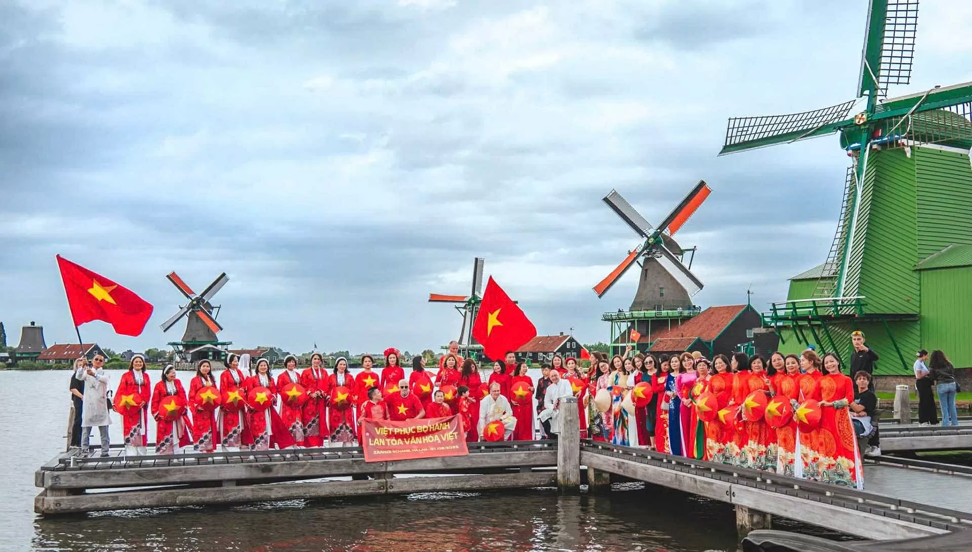 Việt phục bộ hành tại Hà Lan: Lan tỏa tinh thần ngày hội non sông, giữ gìn và phát huy giá trị truyền thống Việt phục bộ hành tại Hà Lan: Lan tỏa tinh thần ngày hội non sông, giữ gìn và phát huy giá trị truyền thống