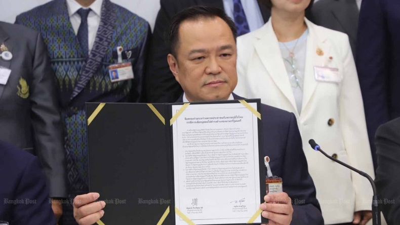 Khủng hoảng chính trị Thái Lan: Đảng đối lập chính tung 'chiêu' có thể làm thay đổi cục diện, quyền Thủ tướng khẩn cấp đề xuất giải tán Hạ viện