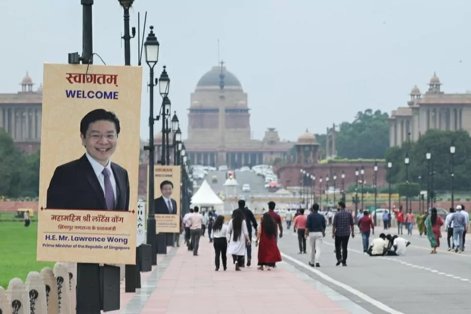 Các tấm áp phích được dán trước Rashtrapati Bhavan, dinh tổng thống, ở New Delhi, trước chuyến thăm của Thủ tướng Lawrence Wong.. The Straits Times