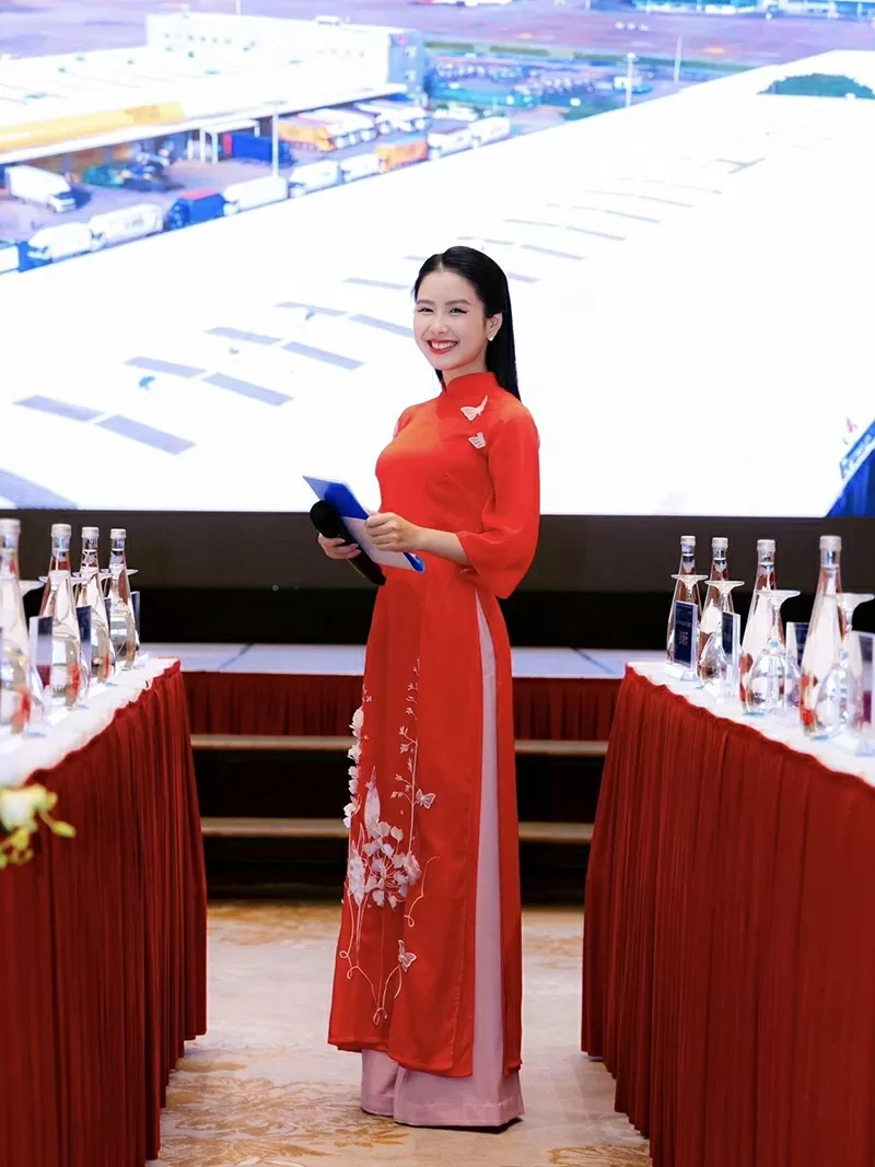 Từ màn hình VOV đến trái tim chiến sĩ: BTV Quế Anh và thương hiệu riêng để lại sau A80 Từ màn hình VOV đến trái tim chiến sĩ: BTV Quế Anh và thương hiệu riêng để lại sau A80