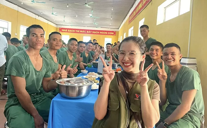 Từ màn hình VOV đến trái tim chiến sĩ: BTV Quế Anh và thương hiệu riêng để lại sau A80 Từ màn hình VOV đến trái tim chiến sĩ: BTV Quế Anh và thương hiệu riêng để lại sau A80