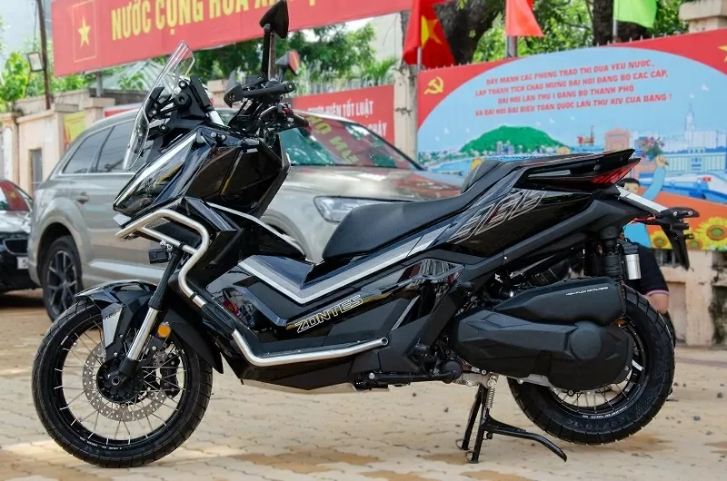 Zontes 368G gây ấn tượng ngay từ cái nhìn đầu tiên với thiết kế góc cạnh, hầm hố và đậm chất viễn chinh. Zontes 368G gây ấn tượng ngay từ cái nhìn đầu tiên với thiết kế góc cạnh, hầm hố và đậm chất viễn chinh.