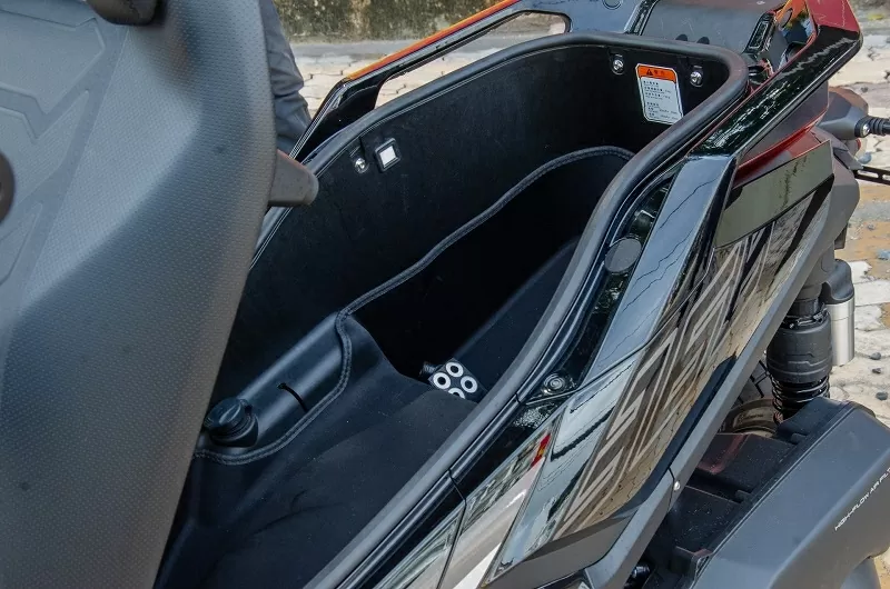 Không gian chứa đồ dưới yên ấn tượng với khả năng để vừa hai mũ bảo hiểm full-face.