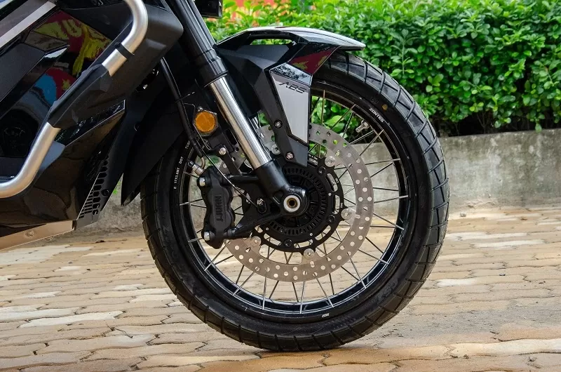 Hệ thống treo của xe bao gồm phuộc ống lồng phía trước và giảm xóc đôi tích hợp bình dầu phụ phía sau.