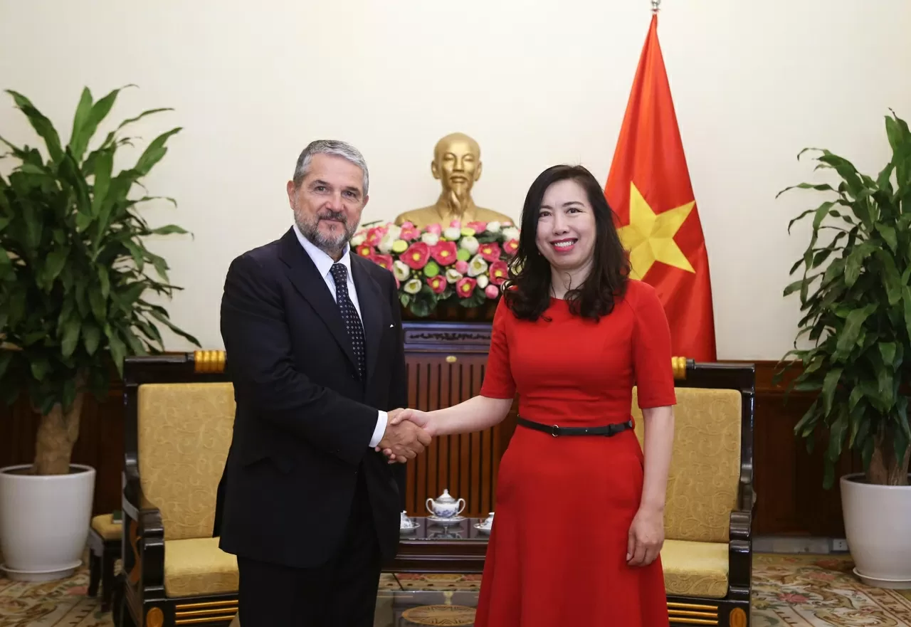 Thứ trưởng Ngoại giao Lê Thị Thu Hằng đã tiếp Thứ trưởng Bộ Doanh nghiệp và Sản phẩm Italia Valentino Valentini thăm làm việc tại Việt Nam. (Ảnh: Thành Long)