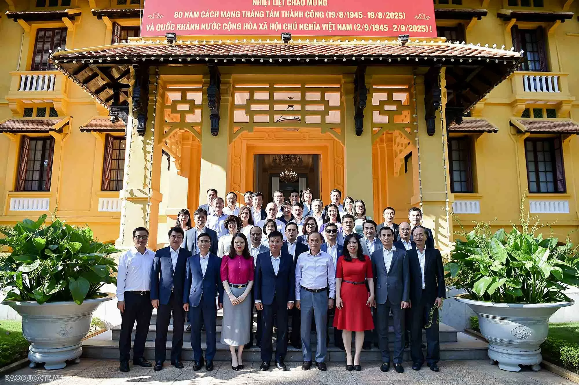 Bí thư Trung ương Đảng, Quyền Bộ trưởng Ngoại giao Lê Hoài Trung gặp mặt lãnh đạo Bộ và các đơn vị