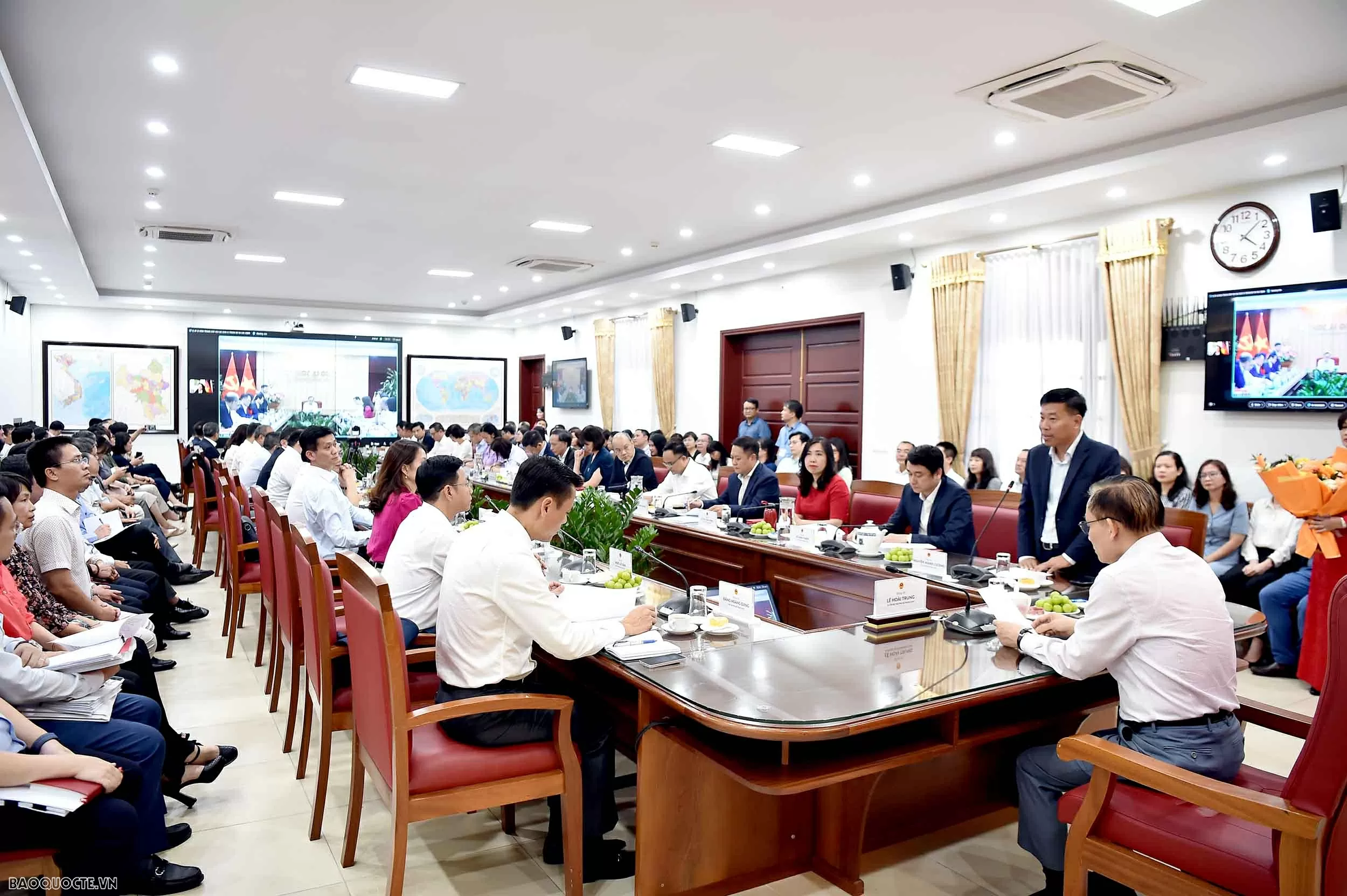 Bí thư Trung ương Đảng, Quyền Bộ trưởng Ngoại giao Lê Hoài Trung gặp mặt lãnh đạo Bộ và các đơn vị