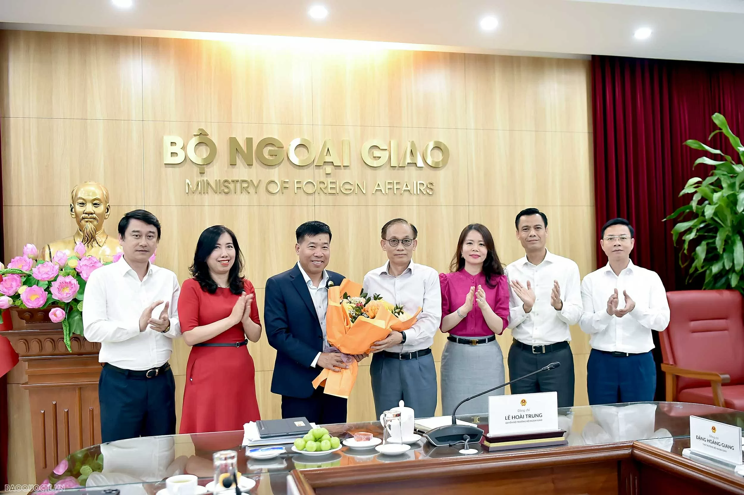 Bí thư Trung ương Đảng, Quyền Bộ trưởng Ngoại giao Lê Hoài Trung gặp mặt lãnh đạo Bộ và các đơn vị