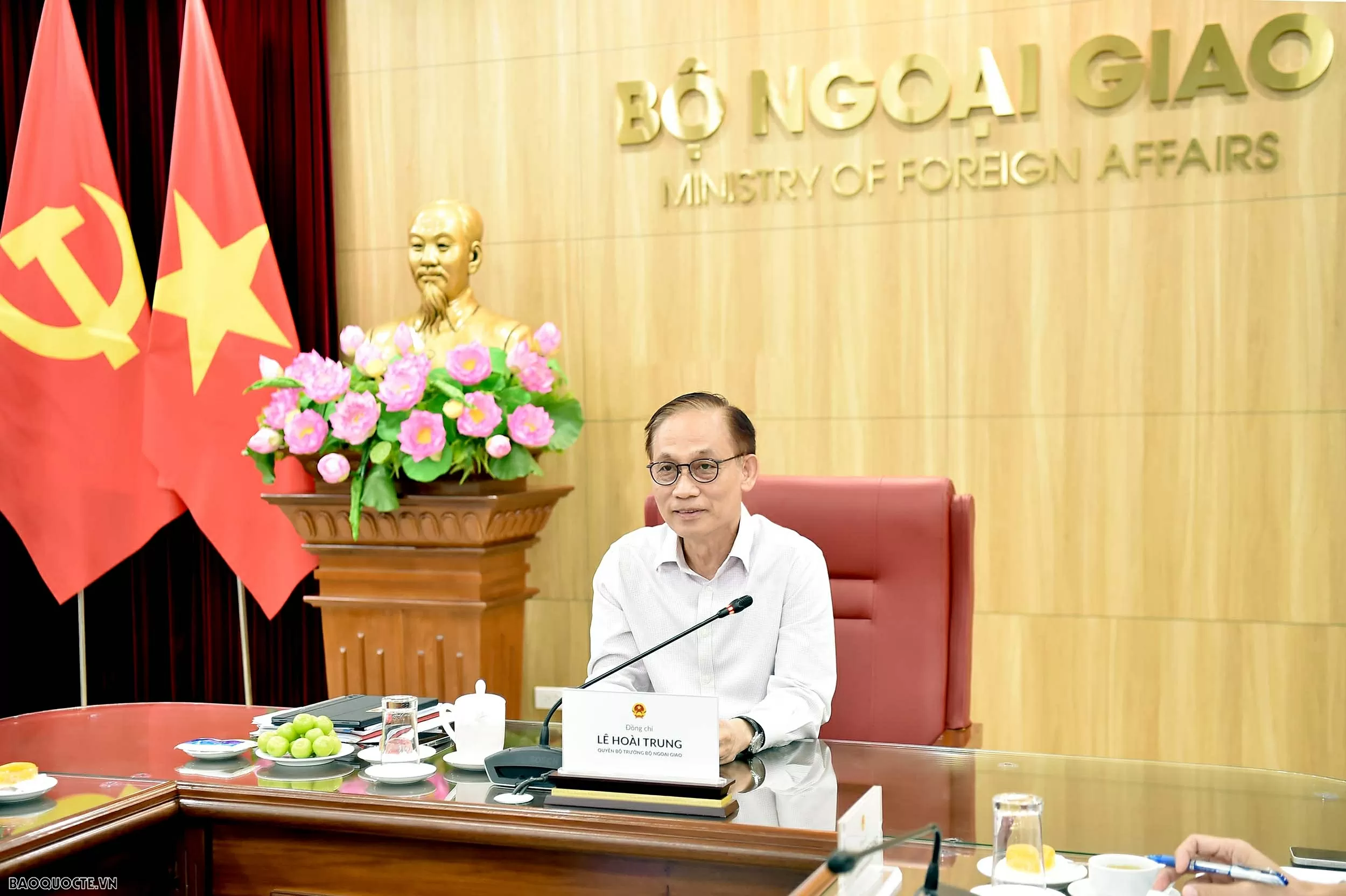 Bí thư Trung ương Đảng, Quyền Bộ trưởng Ngoại giao Lê Hoài Trung gặp mặt lãnh đạo Bộ và các đơn vị