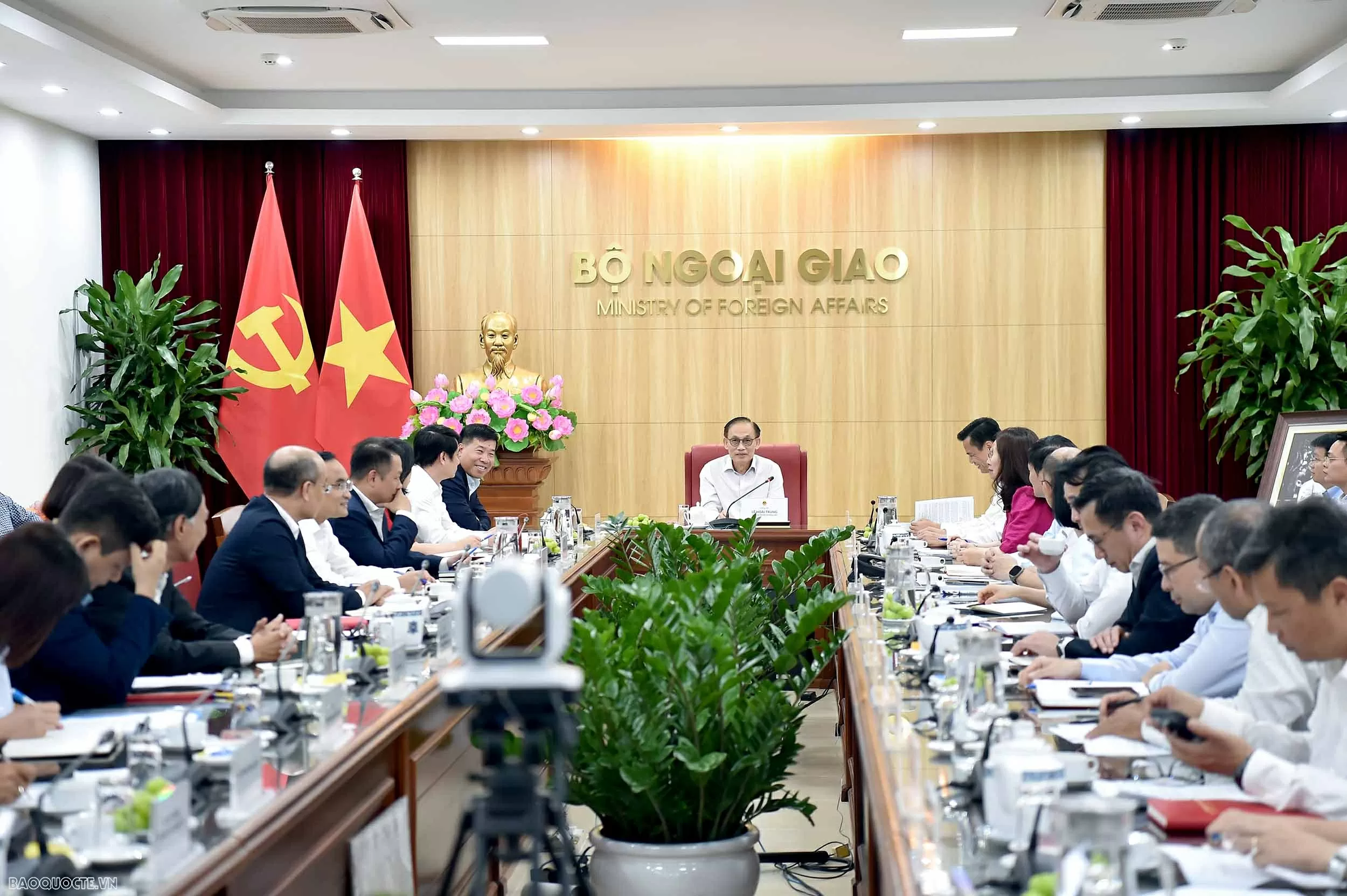 Bí thư Trung ương Đảng, Quyền Bộ trưởng Ngoại giao Lê Hoài Trung gặp mặt lãnh đạo Bộ và các đơn vị