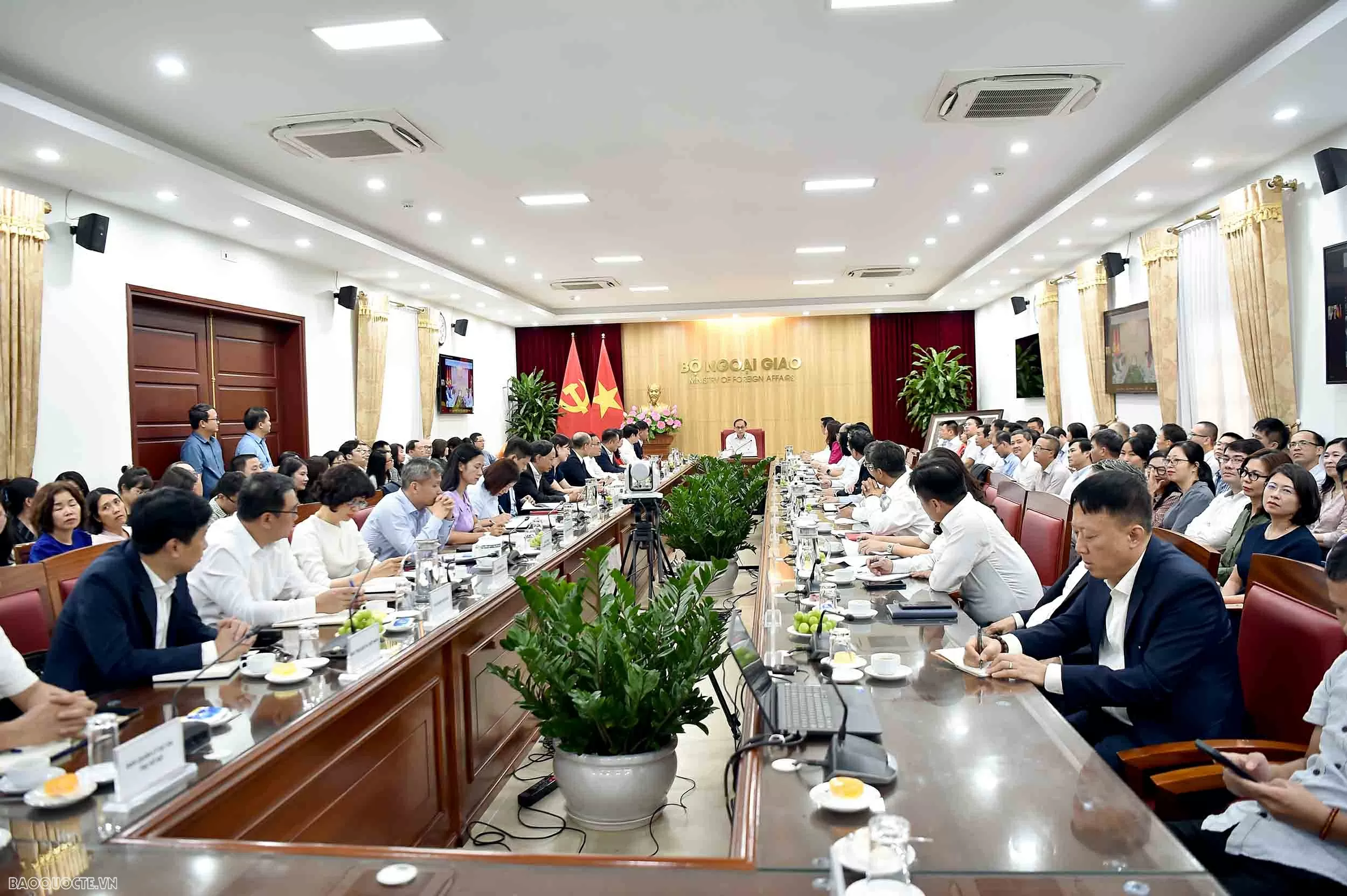 Bí thư Trung ương Đảng, Quyền Bộ trưởng Ngoại giao Lê Hoài Trung gặp mặt lãnh đạo Bộ và các đơn vị