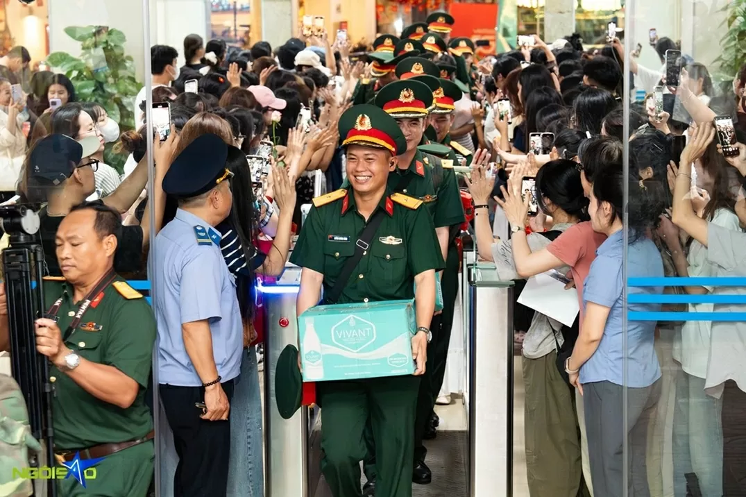 18h ngày 3/9, hàng trăm người dân Thủ đô, chủ yếu là các bạn trẻ, có mặt tại ga Hà Nội để tiễn cán bộ, chiến sĩ sau khi hoàn thành nhiệm vụ trong dịp kỷ niệm 80 năm Cách mạng tháng Tám và Quốc khánh 2/9.