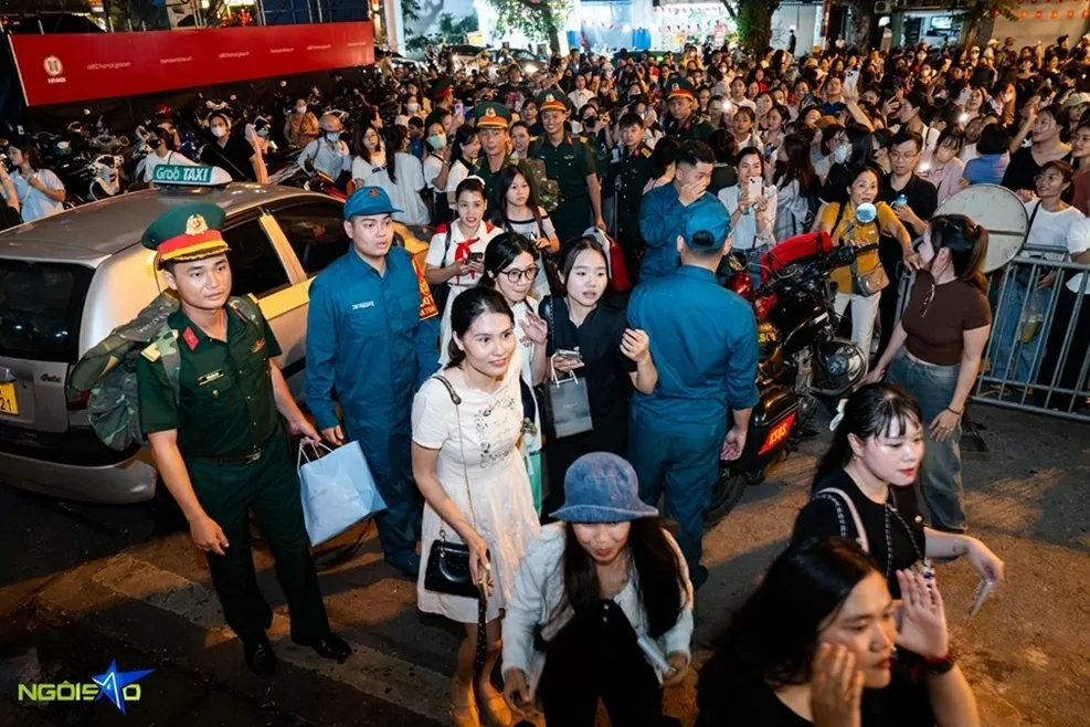 Người dân Thủ đô tiễn