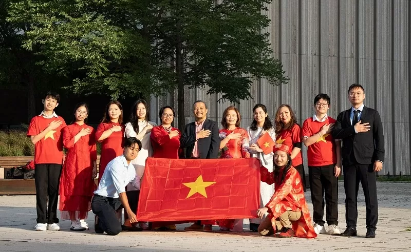 Cộng đồng người Việt trang trọng tổ chức lễ thượng cờ trên khắp Canada