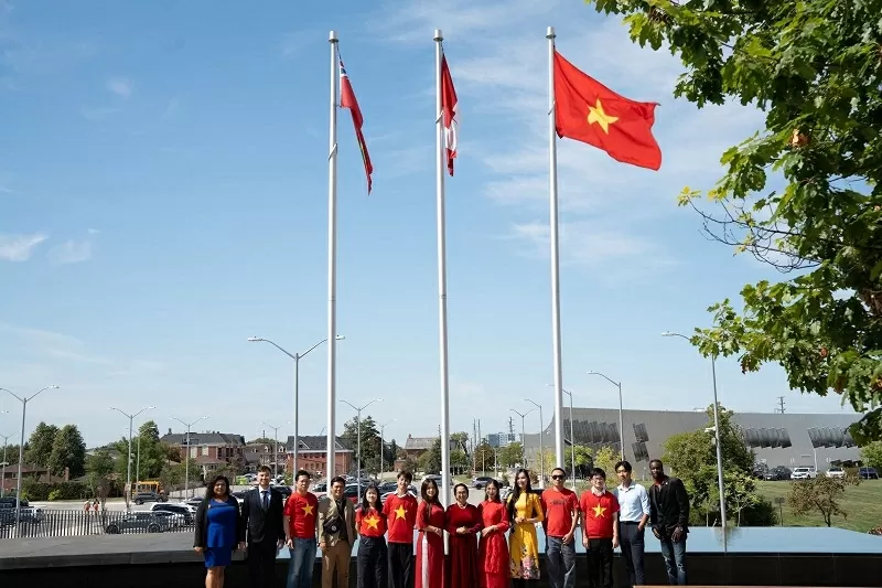 Cộng đồng người Việt trang trọng tổ chức lễ thượng cờ trên khắp Canada Cộng đồng người Việt trang trọng tổ chức lễ thượng cờ trên khắp Canada