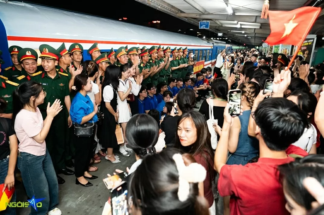 Người dân Thủ đô tiễn