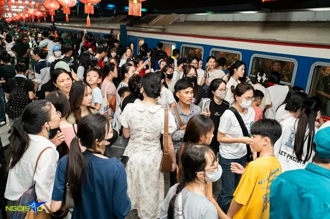 Người dân Thủ đô tiễn Người dân Thủ đô tiễn