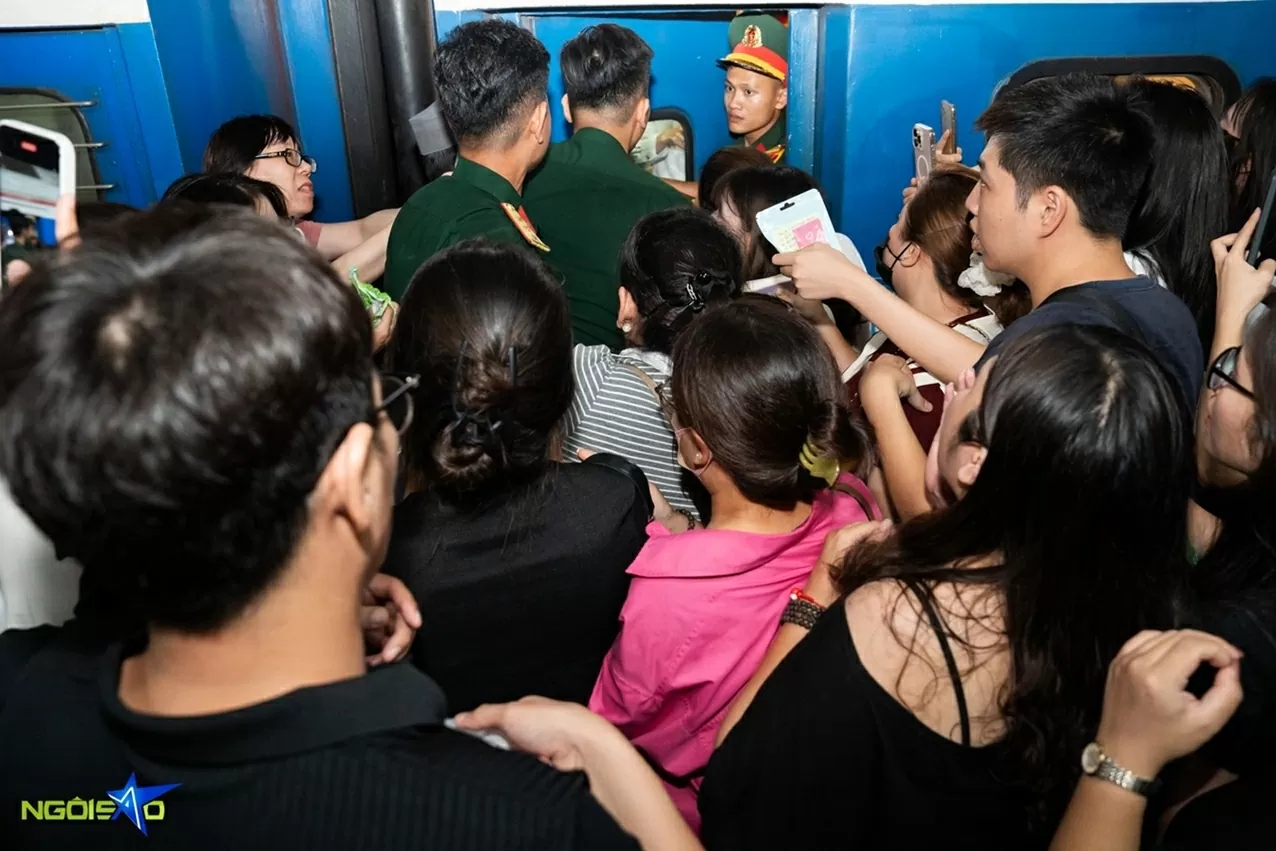 Người dân Thủ đô tiễn Người dân Thủ đô tiễn