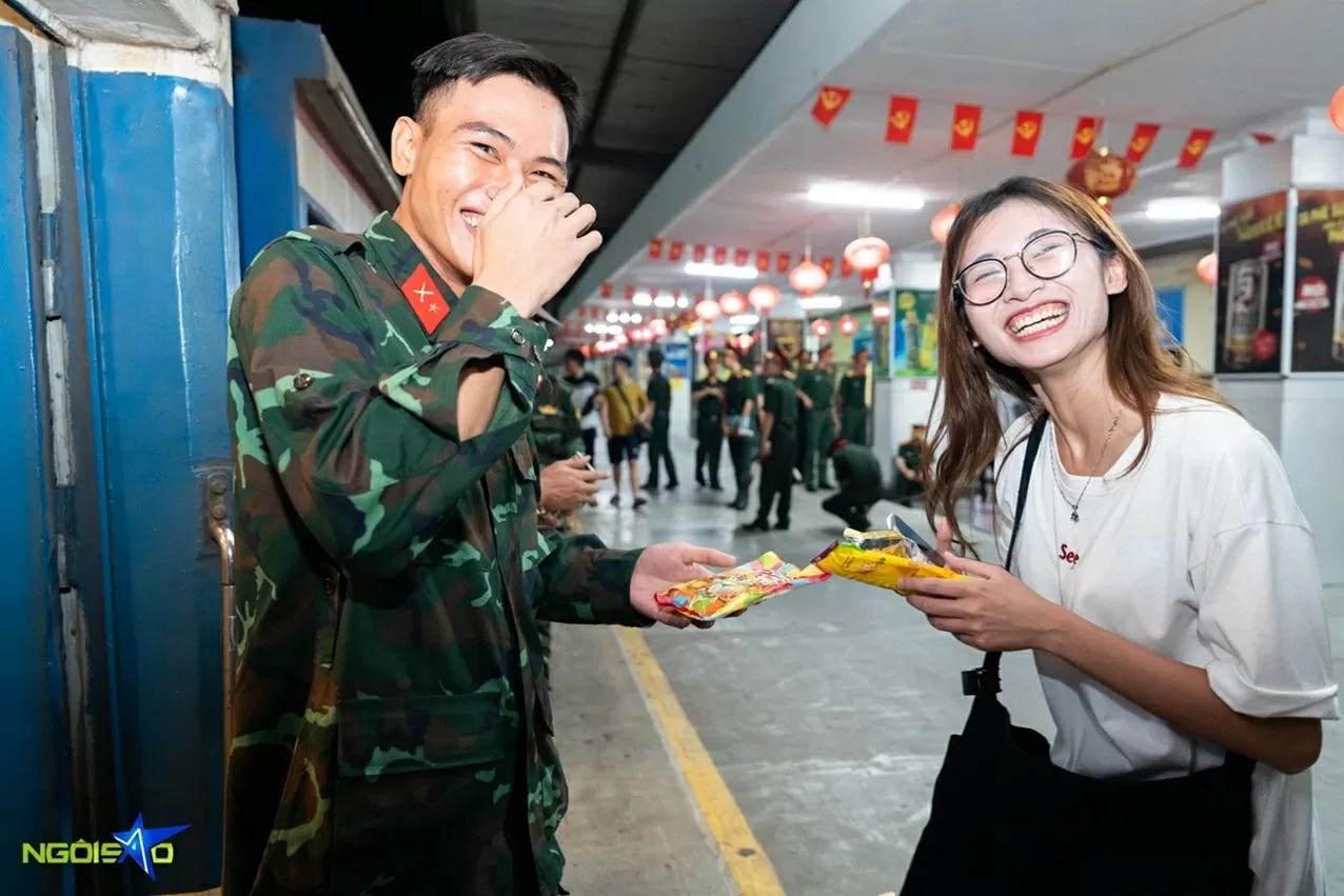 Người dân Thủ đô xúc động tạm biệt khối A80 trở về đơn vị Người dân Thủ đô xúc động tạm biệt khối A80 trở về đơn vị