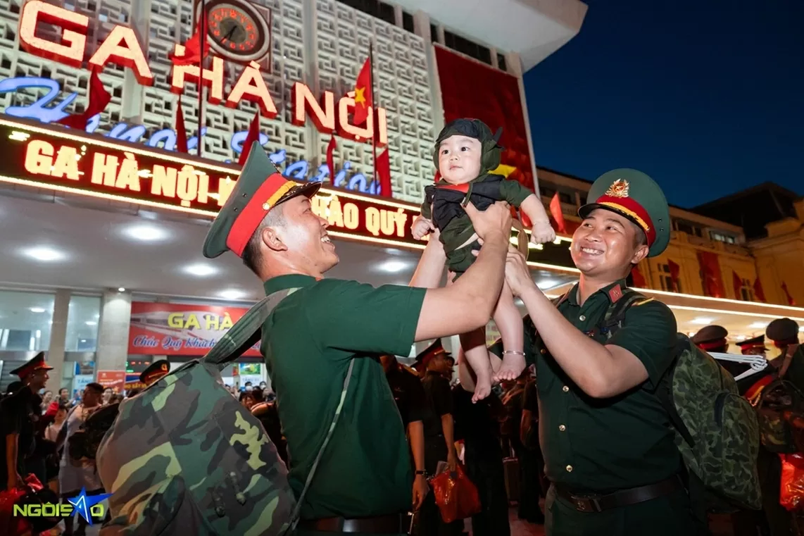 Người dân Thủ đô xúc động tạm biệt khối A80 trở về đơn vị