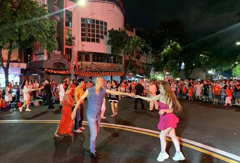 Hà Nội tỏa sáng bản lĩnh và sức sống của Thủ đô nghìn năm văn hiến Hà Nội tỏa sáng bản lĩnh và sức sống của Thủ đô nghìn năm văn hiến