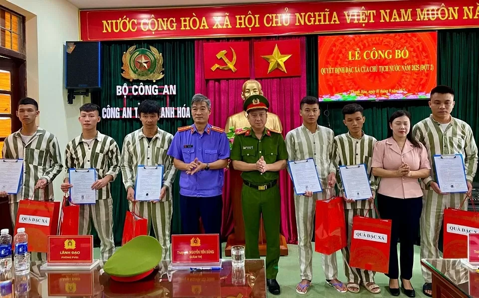 Ngày trở về của các phạm nhân được đặc xá và lời hứa trân trọng chính sách nhân đạo của Đảng, nhà nước và nhân dân Ngày trở về của các phạm nhân được đặc xá và lời hứa trân trọng chính sách nhân đạo của Đảng, nhà nước và nhân dân