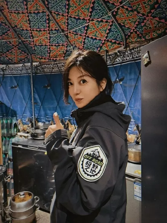 Triệu Vy đẹp mộc mạc du lịch và chụp ảnh thảo nguyên Tân Cương huyền ảo