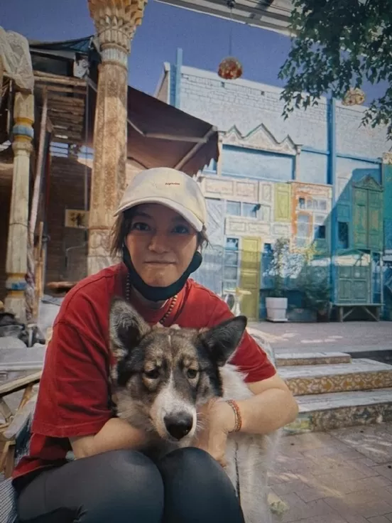 Triệu Vy đẹp mộc mạc du lịch và chụp ảnh thảo nguyên Tân Cương huyền ảo