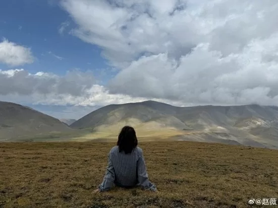 Triệu Vy đẹp mộc mạc du lịch và chụp ảnh thảo nguyên Tân Cương huyền ảo Triệu Vy đẹp mộc mạc du lịch và chụp ảnh thảo nguyên Tân Cương huyền ảo