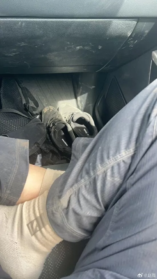 Triệu Vy đẹp mộc mạc du lịch và chụp ảnh thảo nguyên Tân Cương huyền ảo Triệu Vy đẹp mộc mạc du lịch và chụp ảnh thảo nguyên Tân Cương huyền ảo