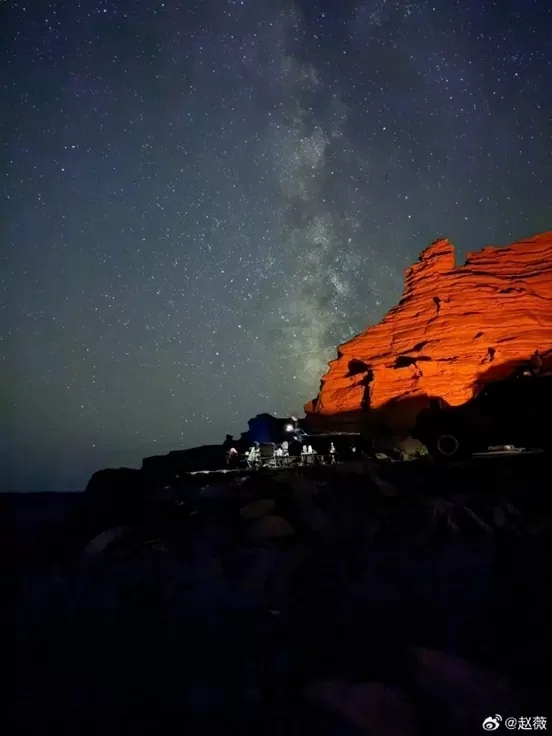 Triệu Vy đẹp mộc mạc du lịch và chụp ảnh thảo nguyên Tân Cương huyền ảo