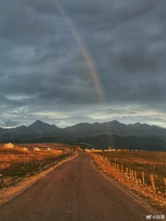Triệu Vy đẹp mộc mạc du lịch và chụp ảnh thảo nguyên Tân Cương huyền ảo Triệu Vy đẹp mộc mạc du lịch và chụp ảnh thảo nguyên Tân Cương huyền ảo