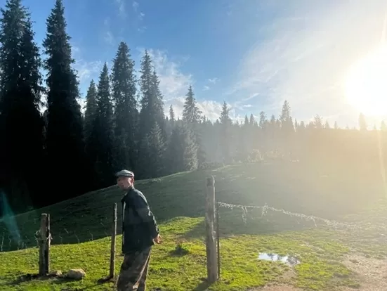 Triệu Vy đẹp mộc mạc du lịch và chụp ảnh thảo nguyên Tân Cương huyền ảo Triệu Vy đẹp mộc mạc du lịch và chụp ảnh thảo nguyên Tân Cương huyền ảo