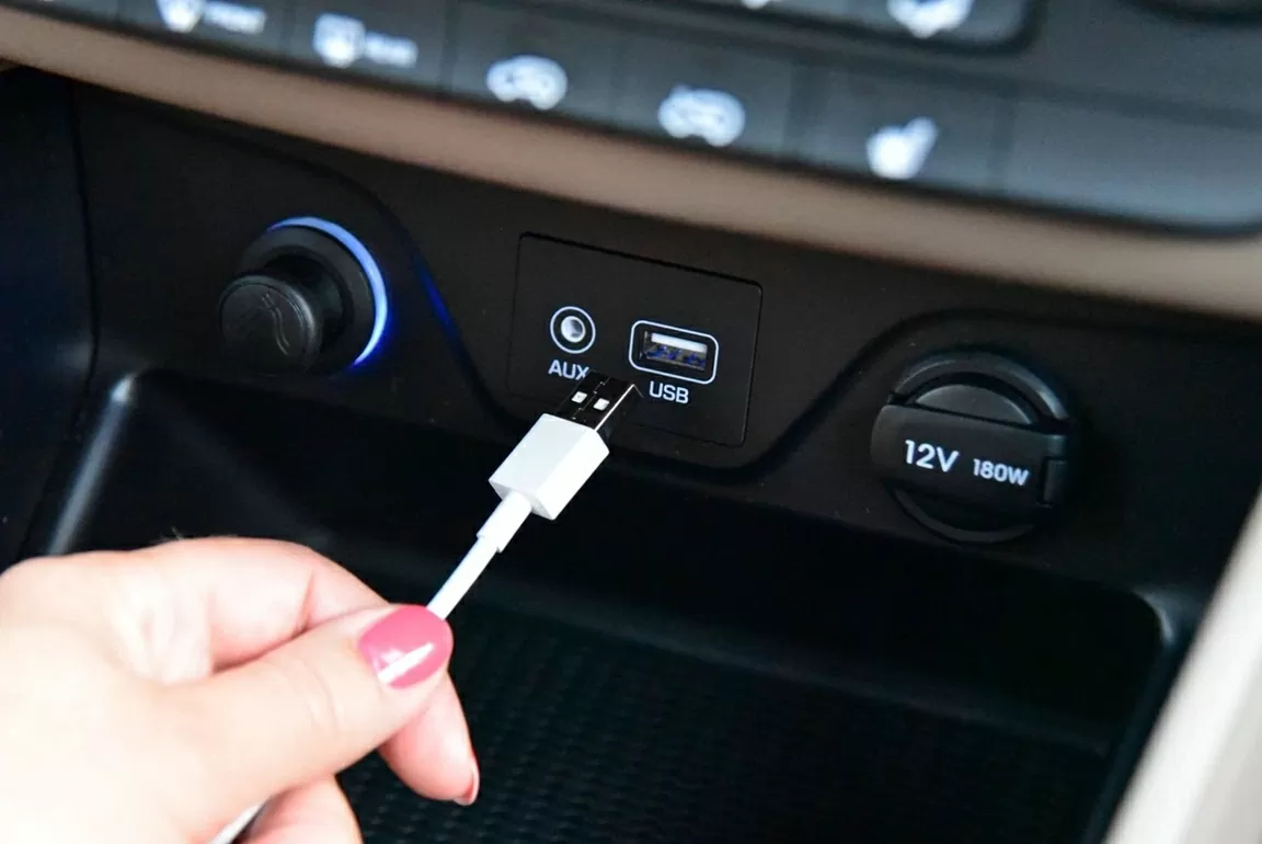 Cắm sạc USB trên ô tô có làm hao ắc quy? Cắm sạc USB trên ô tô có làm hao ắc quy?