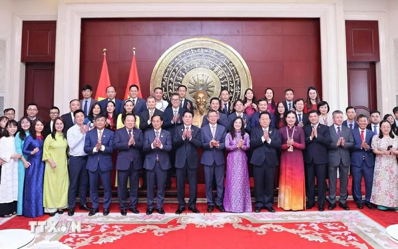 Chủ tịch nước Lương Cường và đoàn đại biểu cấp cao Việt Nam với cán bộ, nhân viên Đại sứ quán và đại diện cộng đồng người Việt Nam tại Trung Quốc. (Nguồn: TTXVN)