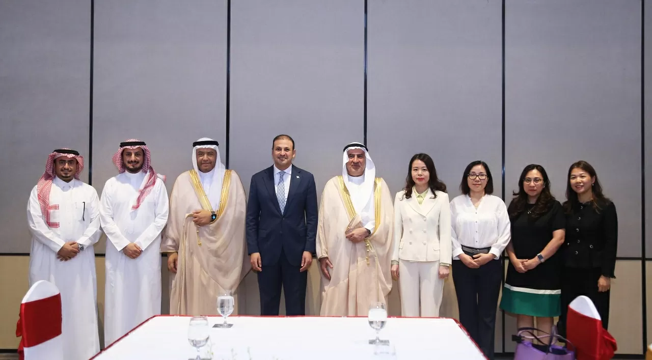 Đoàn làm việc Bộ Ngoại giao chụp ảnh lưu niệm cùng với đoàn công tác Saudi Arabia. (Ảnh: Thành Long)