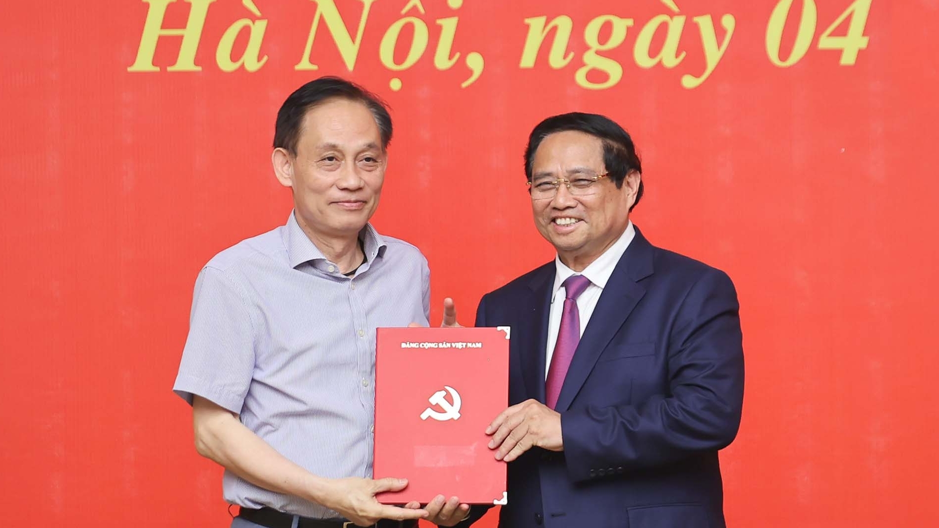 Thủ tướng trao quyết định tiếp nhận, điều động, bổ nhiệm lãnh đạo các bộ, cơ quan