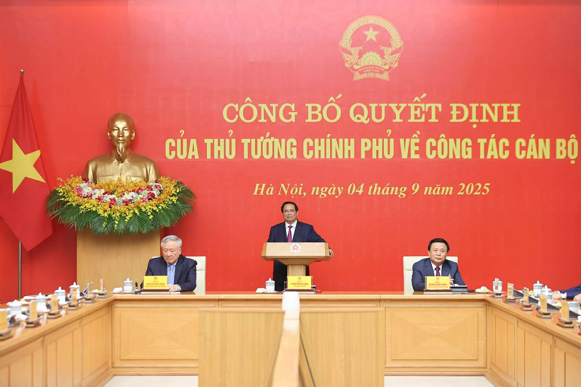 Thủ tướng Phạm Minh Chính chủ trì hội nghị công bố và trao các Quyết định của Thủ tướng Chính phủ tiếp nhận, điều động, bổ nhiệm lãnh đạo các bộ, cơ quan. (Nguồn: VGP)