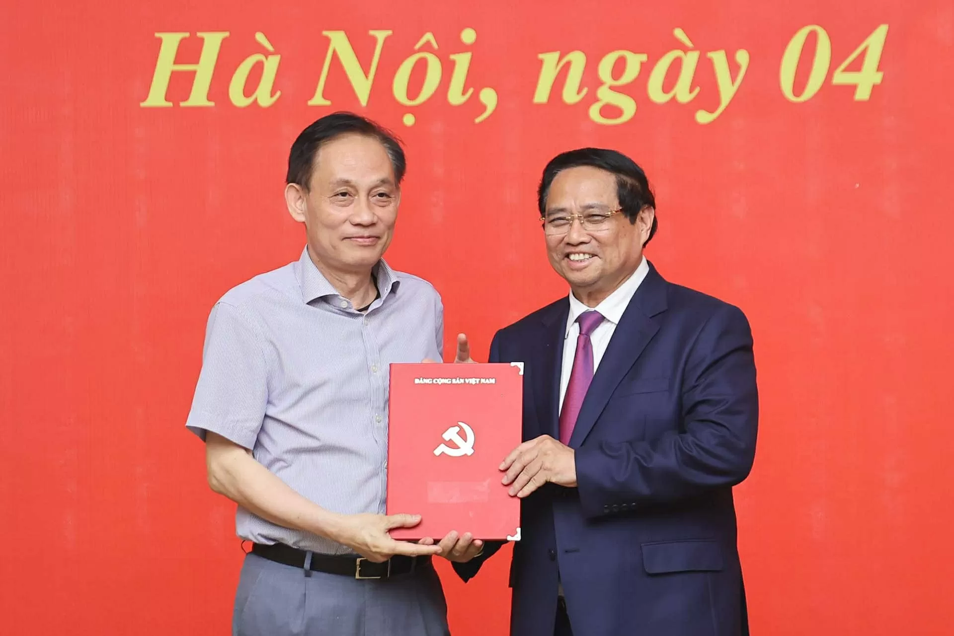 Thủ tướng Phạm Minh Chính trao Quyết định của Bộ Chính trị chỉ định đồng chí Lê Hoài Trung tham gia Ban Chấp hành, Ban Thường vụ Đảng uỷ Chính phủ nhiệm kỳ 2020-2025. (Nguồn: VGP) Thủ tướng Phạm Minh Chính trao Quyết định của Bộ Chính trị chỉ định đồng chí Lê Hoài Trung tham gia Ban Chấp hành, Ban Thường vụ Đảng uỷ Chính phủ nhiệm kỳ 2020-2025. (Nguồn: VGP)