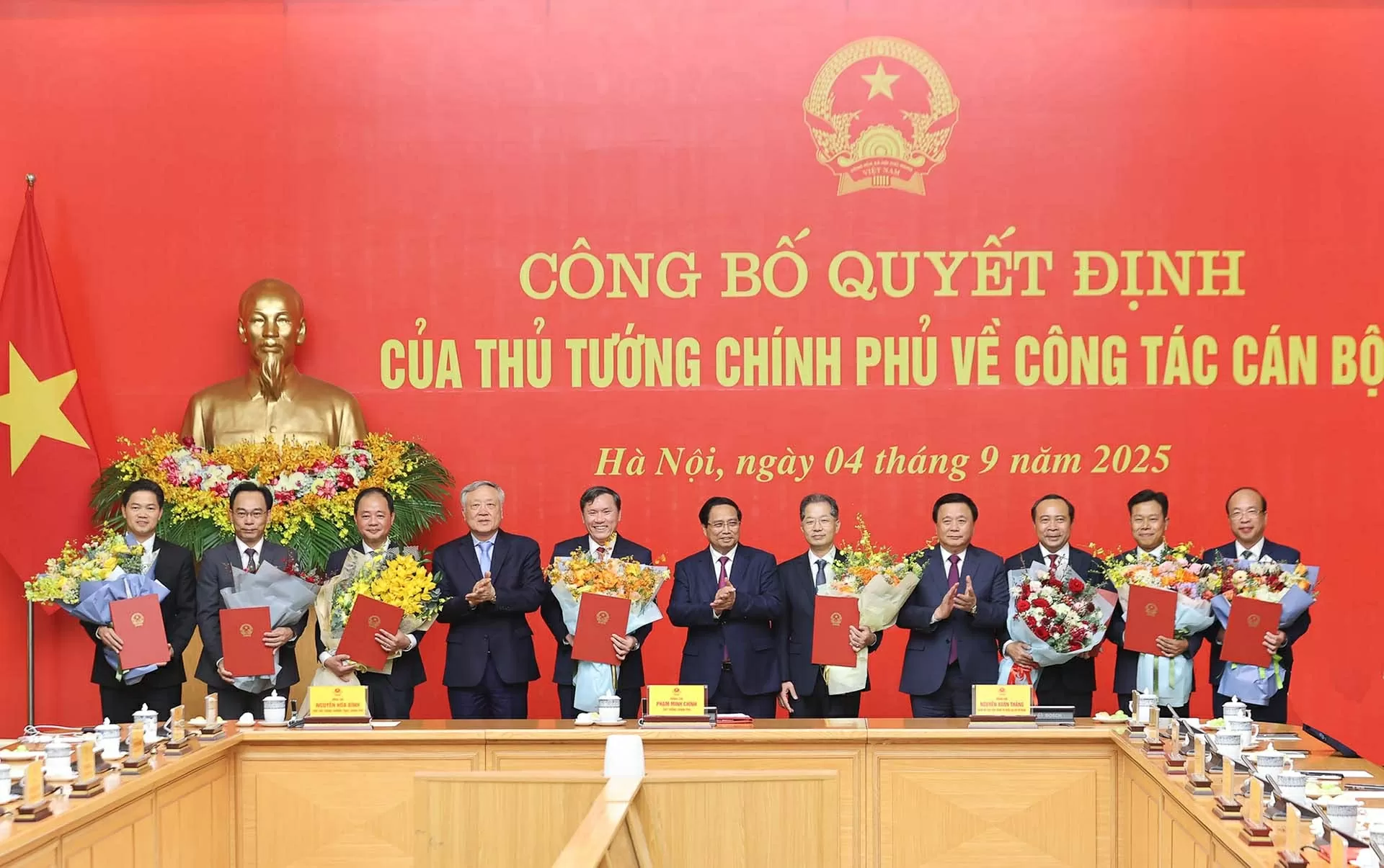 Thủ tướng Phạm Minh Chính, Giám đốc Học viện Chính trị quốc gia Hồ Chí Minh Nguyễn Xuân Thắng, Phó Thủ tướng Thường trực Chính phủ Nguyễn Hoà Bình tặng hoa chúc mừng các đồng chí được bổ nhiệm. (Nguồn: VGP)
