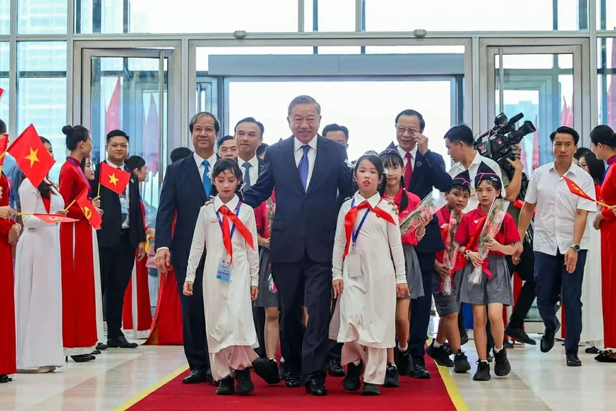 Tổng Bí thư Tô Lâm cùng các đại biểu tới dự khai giảng năm học 2025 – 2026 và kỷ niệm 80 năm truyền thống ngành Giáo dục.