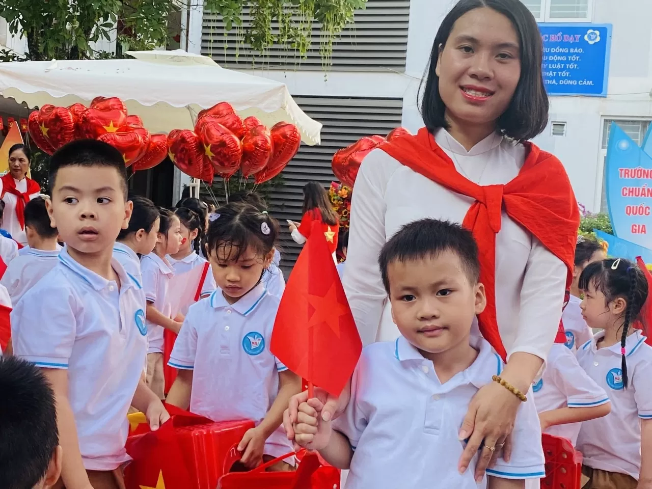 Lễ khai giảng đặc biệt của 1,6 triệu thầy, cô và gần 26 triệu học sinh, sinh viên Lễ khai giảng đặc biệt của 1,6 triệu thầy, cô và gần 26 triệu học sinh, sinh viên