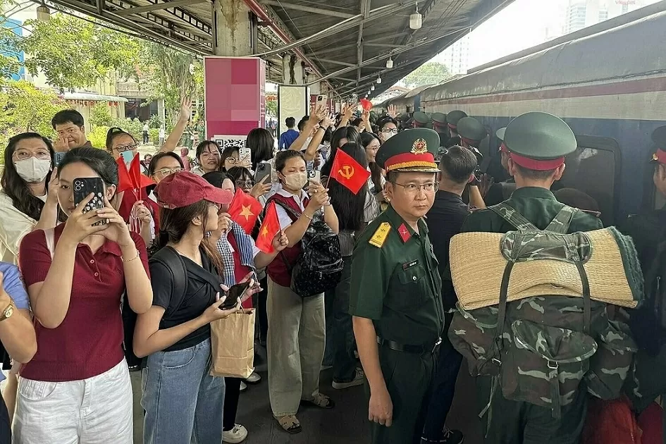 Dòng người chờ đón đoàn cán bộ, chiến sĩ A80 xuống ga Sài Gòn
