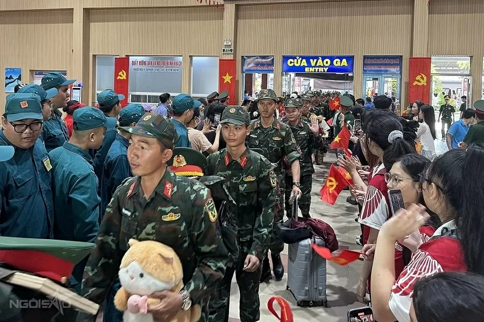 Dòng người chờ đón đoàn cán bộ, chiến sĩ A80 xuống ga Sài Gòn
