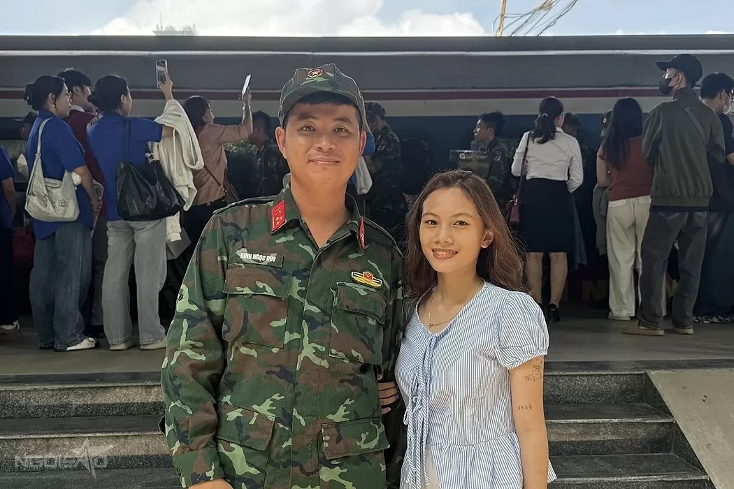 Dòng người chờ đón đoàn cán bộ, chiến sĩ A80 xuống ga Sài Gòn