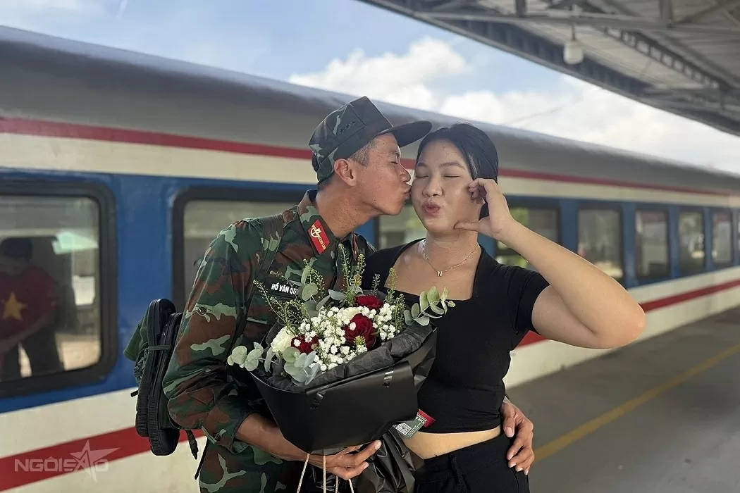 Dòng người chờ đón đoàn cán bộ, chiến sĩ A80 xuống ga Sài Gòn