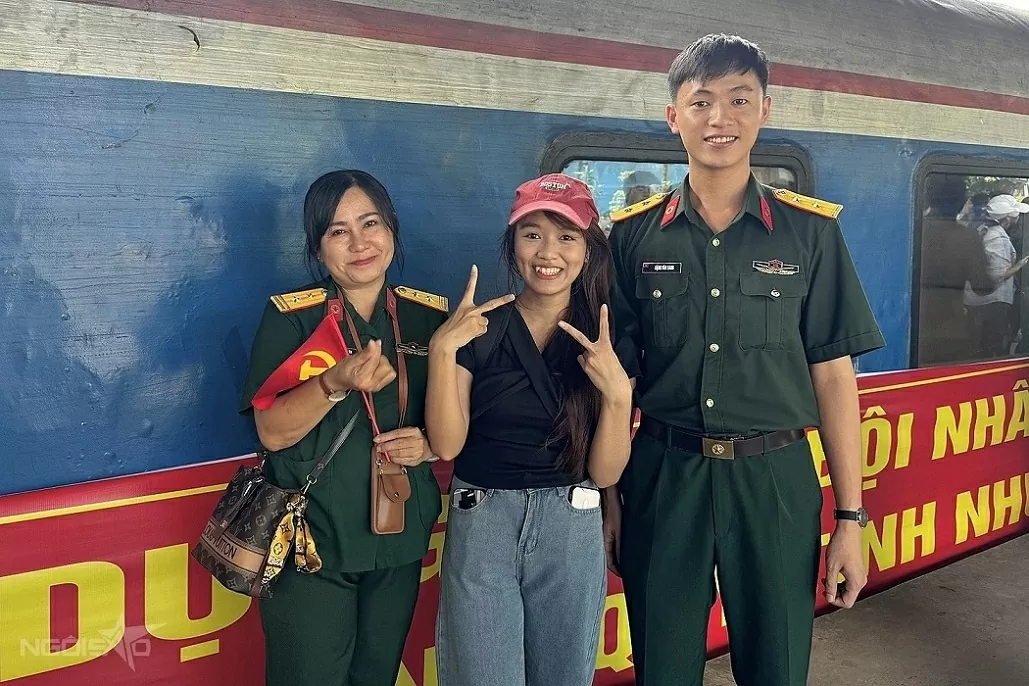 Dòng người chờ đón đoàn cán bộ, chiến sĩ A80 xuống ga Sài Gòn