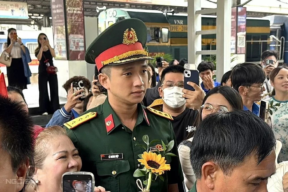 Dòng người chờ đón đoàn cán bộ, chiến sĩ A80 xuống ga Sài Gòn