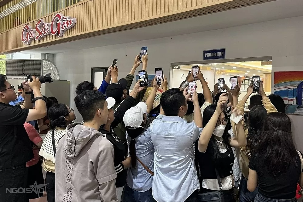 Dòng người chờ đón đoàn cán bộ, chiến sĩ A80 xuống ga Sài Gòn